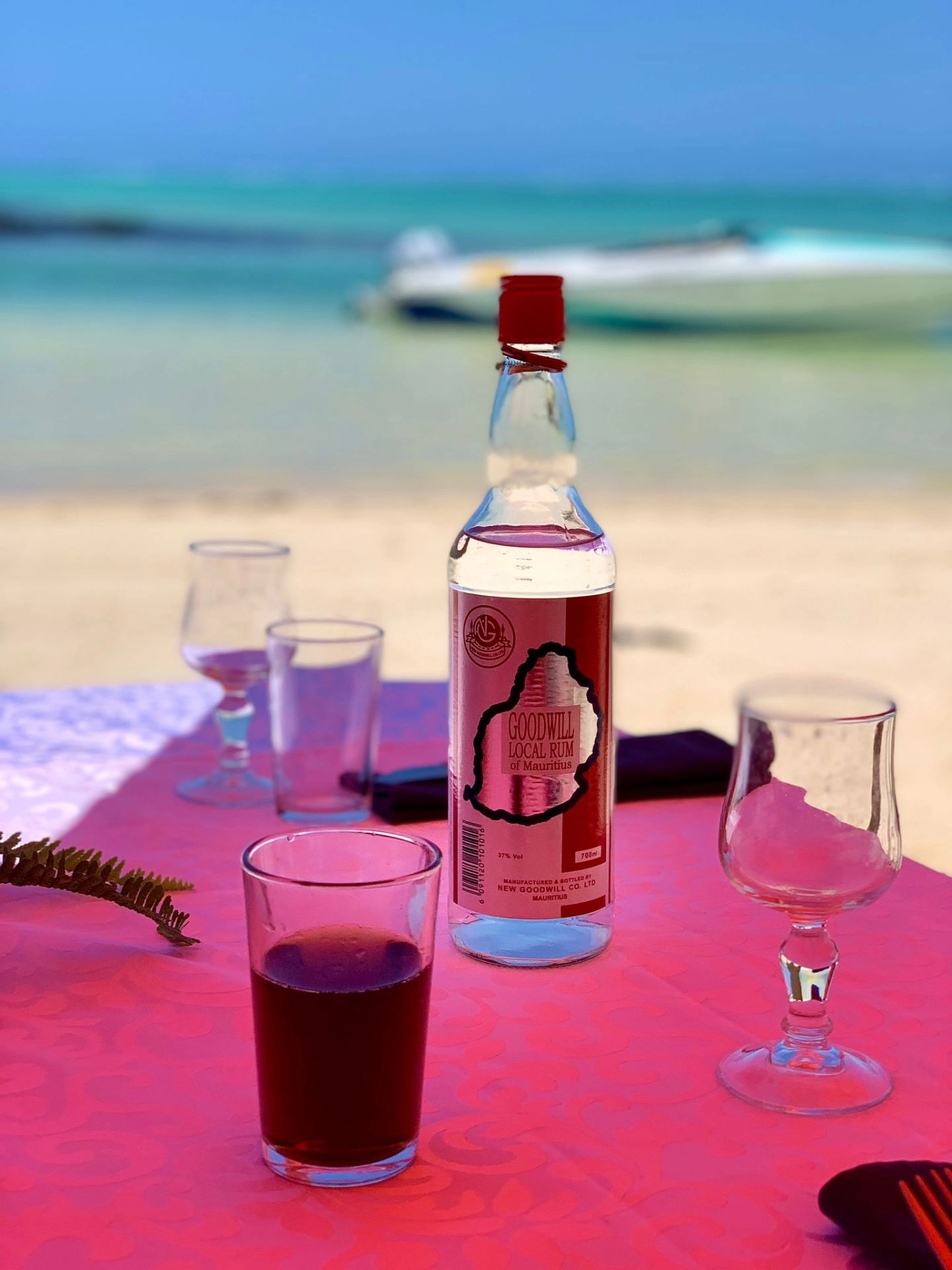 Rhum local de Maurice face au lagon turquoise