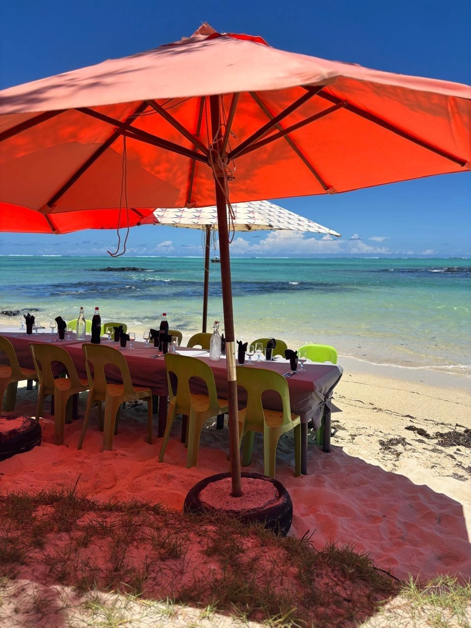 Table dressée sur la plage face au lagon