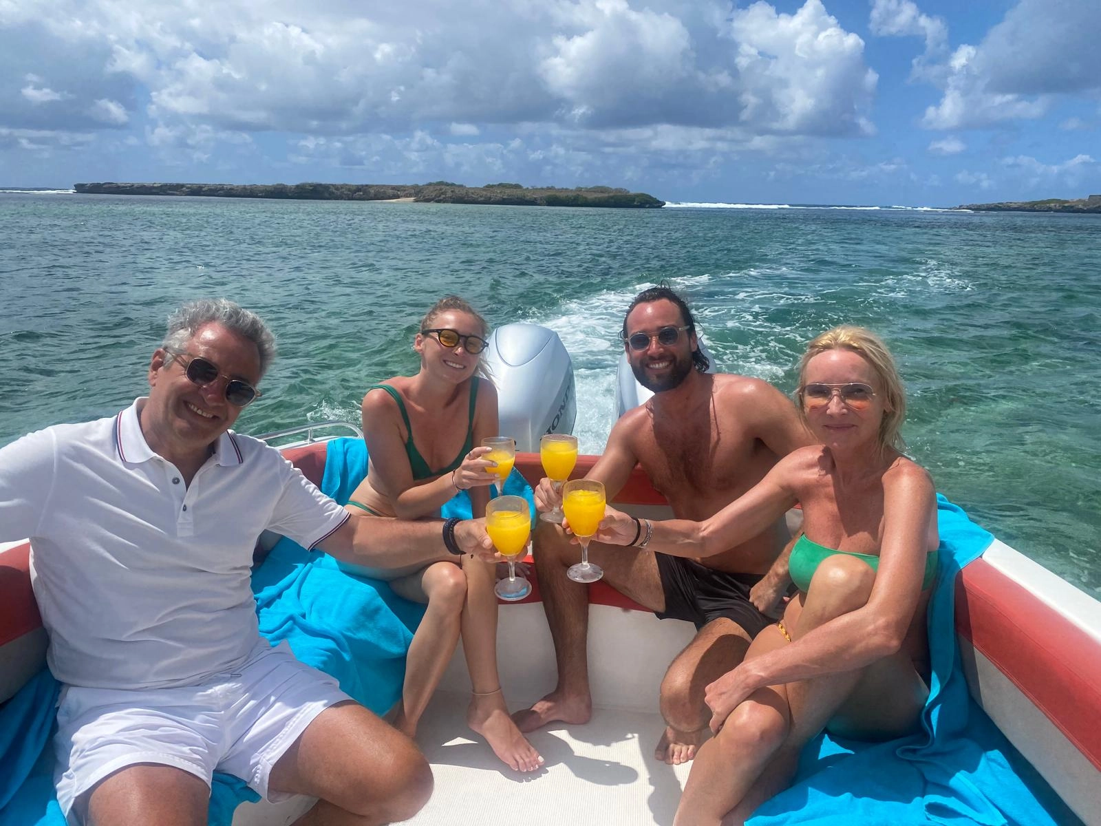 Apéritif à bord du speedboat dans le lagon