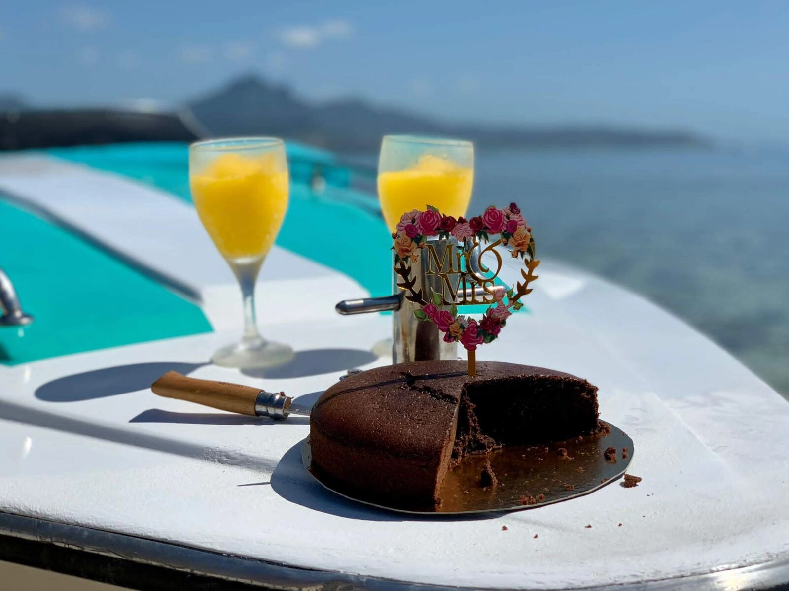 Gâteau Mr & Mrs sur le speedboat