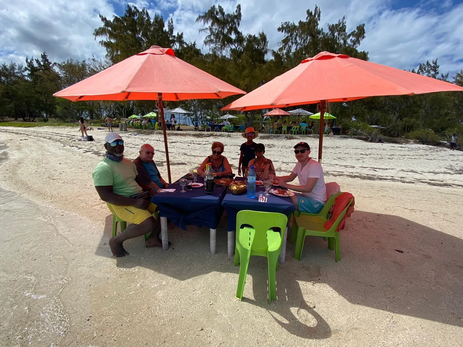 Déjeuner sur la plage sous parasols
