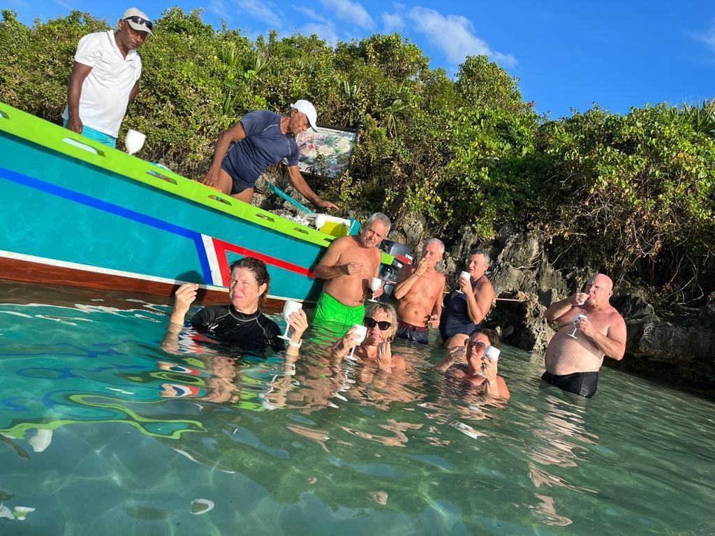 Apéritif dans l'eau près de la pirogue